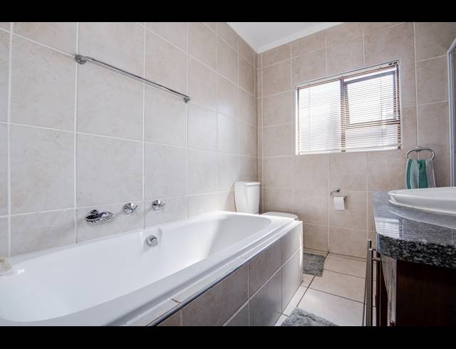2 BEDROOM APARTMENT FOR SALE IN SUNNINGHILL